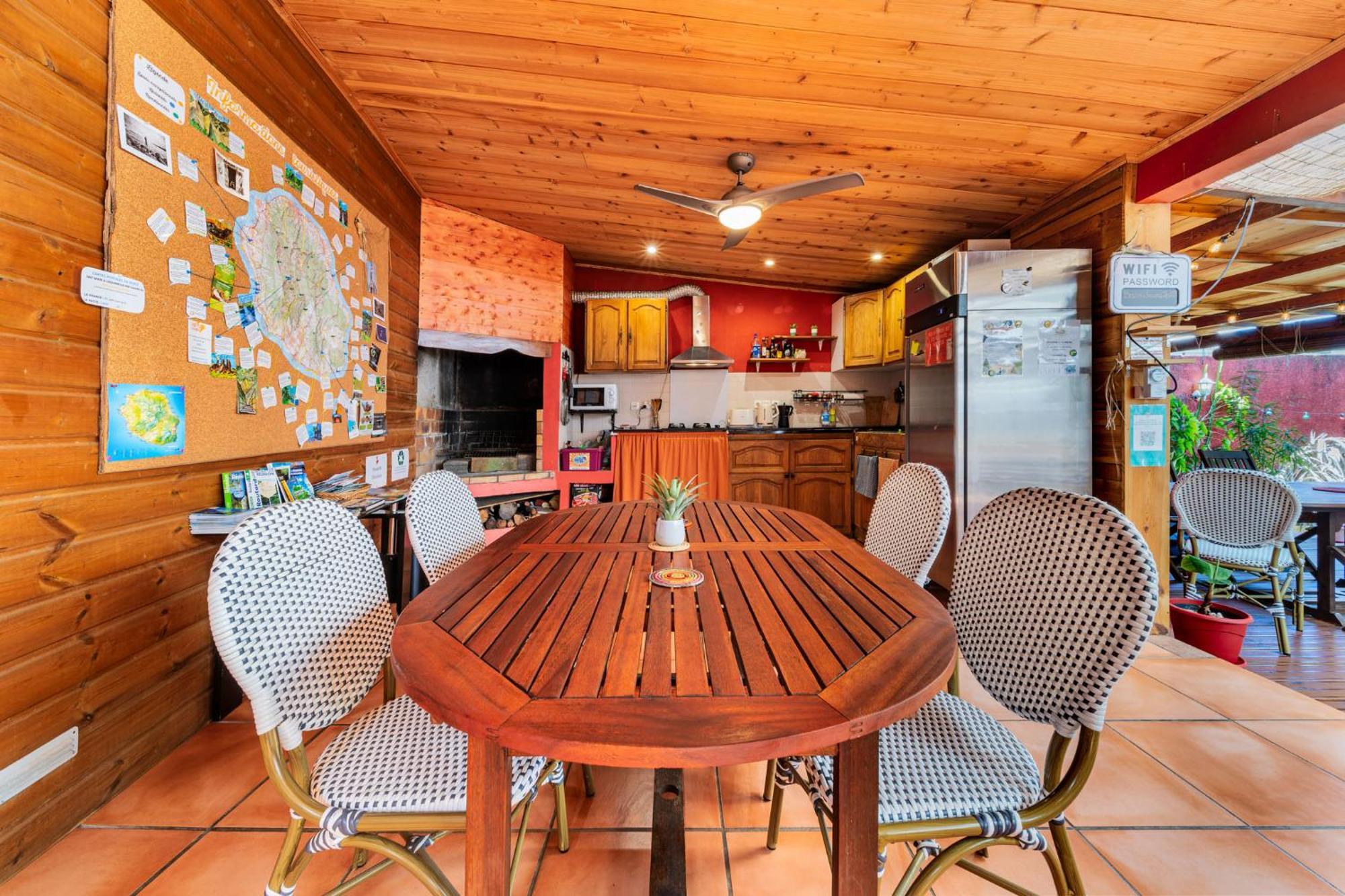 סן-פייר Les Baroudeurs Hostel מראה חיצוני תמונה